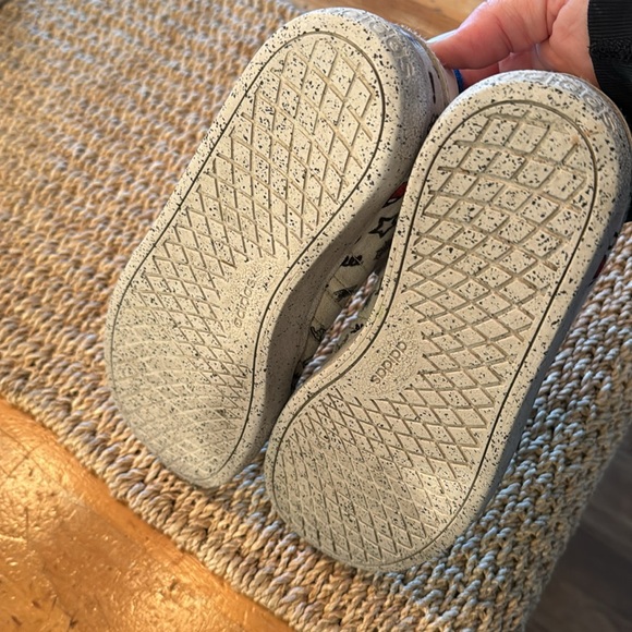 Adidas marvel, Spider-Man boys, Velcro shoes size 2 1/2 - Picture 3 of 4